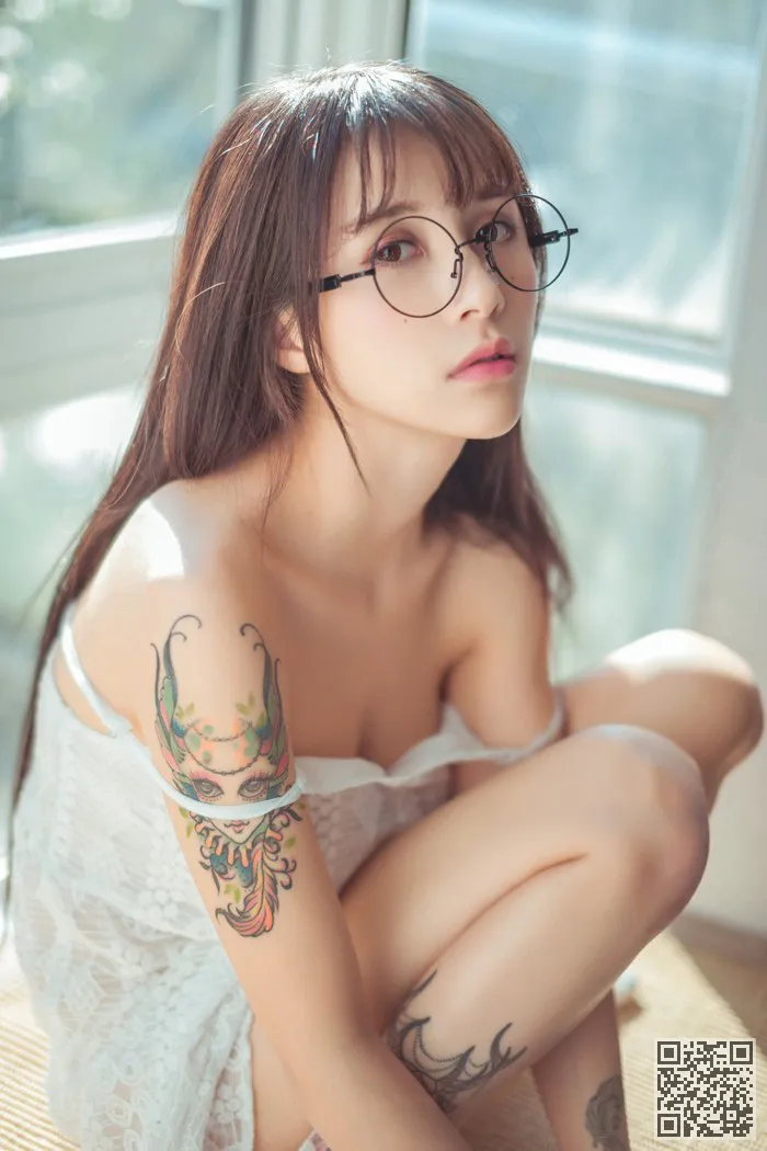 女神夏美酱比基尼包不住诱人美胸