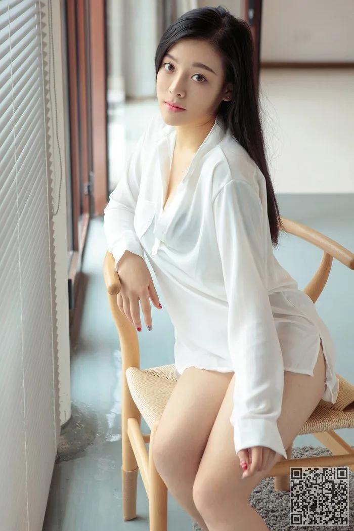 性感女神LingFei湿钩制服诱惑人的欲望