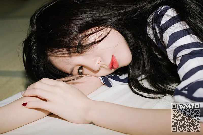 韩国女孩金性感和美丽的白色吊带魔鬼身材、唯美、少女、性感