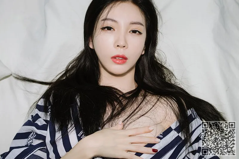 韩国女孩金性感和美丽的白色吊带魔鬼身材、唯美、少女、性感