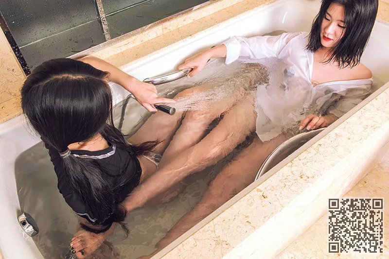 性感女神双人派对丁裤黑丝浴室湿身