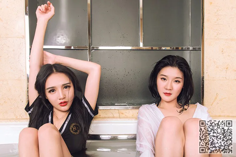 性感女神双人派对丁裤黑丝浴室湿身