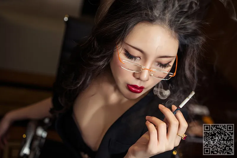 美艳少妇米娅蕾丝丁裤演制服诱惑