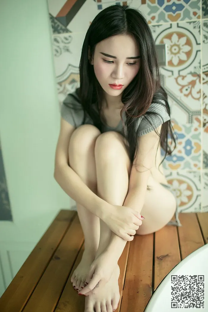 一个孤独的女孩不性感的比基尼非常可爱、少妇、性感、比基尼