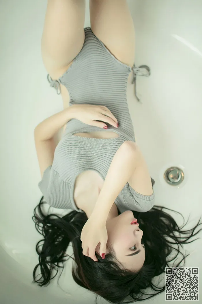 一个孤独的女孩不性感的比基尼非常可爱、少妇、性感、比基尼