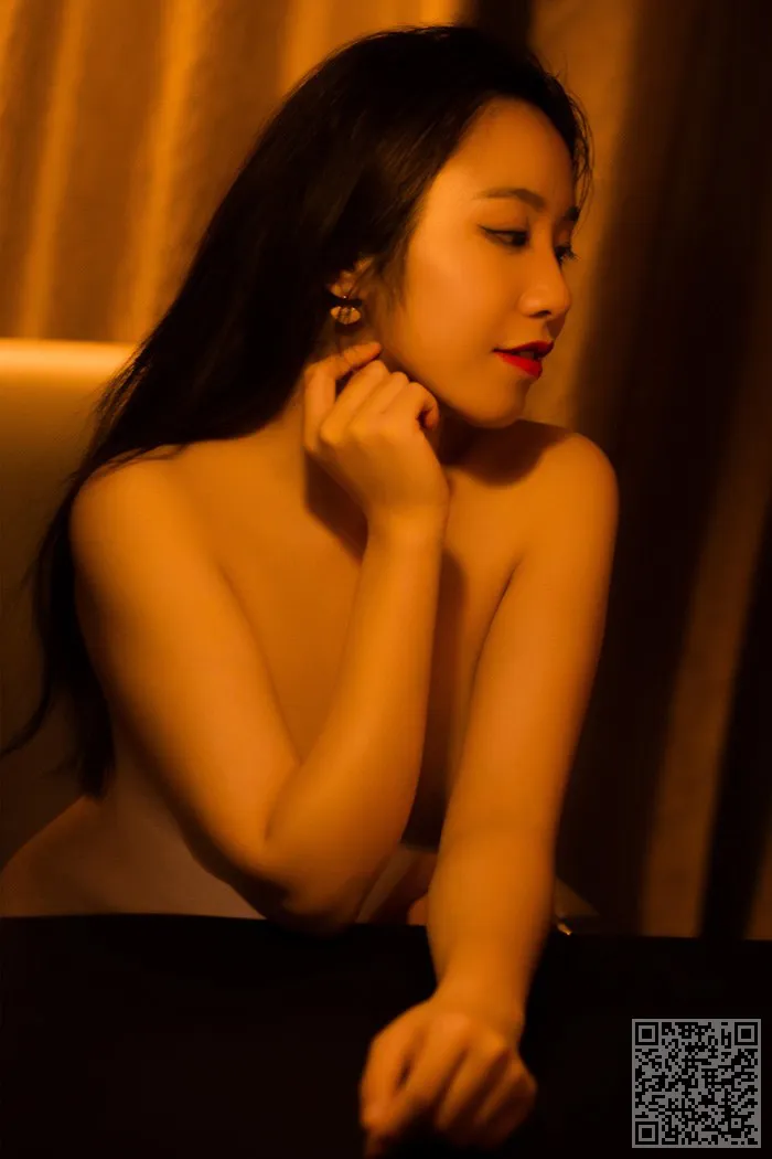 娇艳的女孩食物菜酮体的形状让人垂涎欲滴、娇艳、李慧琳、细腰、菜菜、赛车宝贝、酮体
