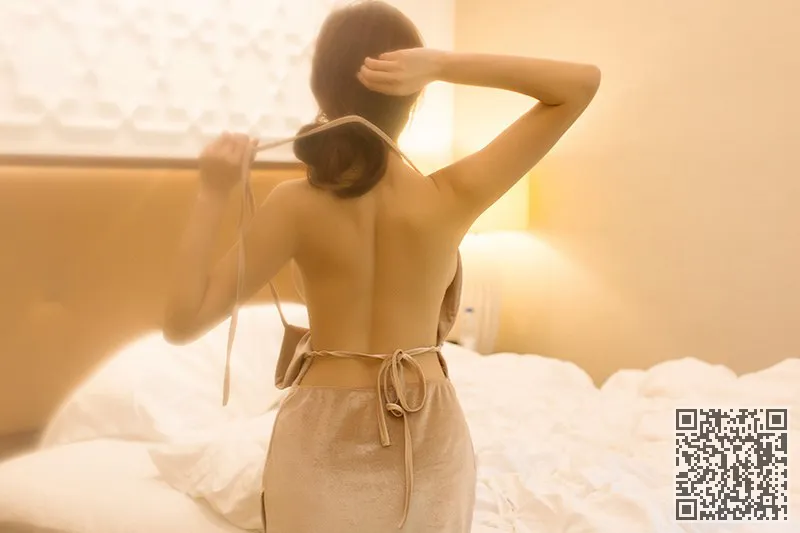 迷人的生物携带牛奶充满激情的真空上阵、双乳、尤物、真空