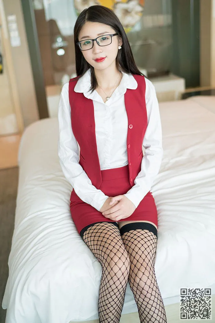 长腿黑丝女秘书被热情的裙子