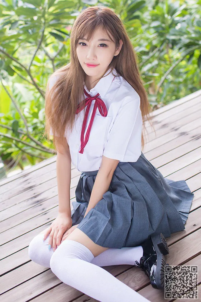 甜美学生妹杨晨晨制服白袜秀美乳