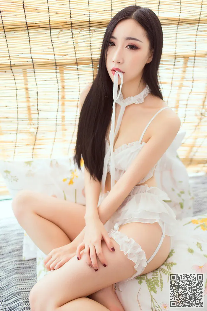 性感嫩模小雨飘窗激情秀完美身材