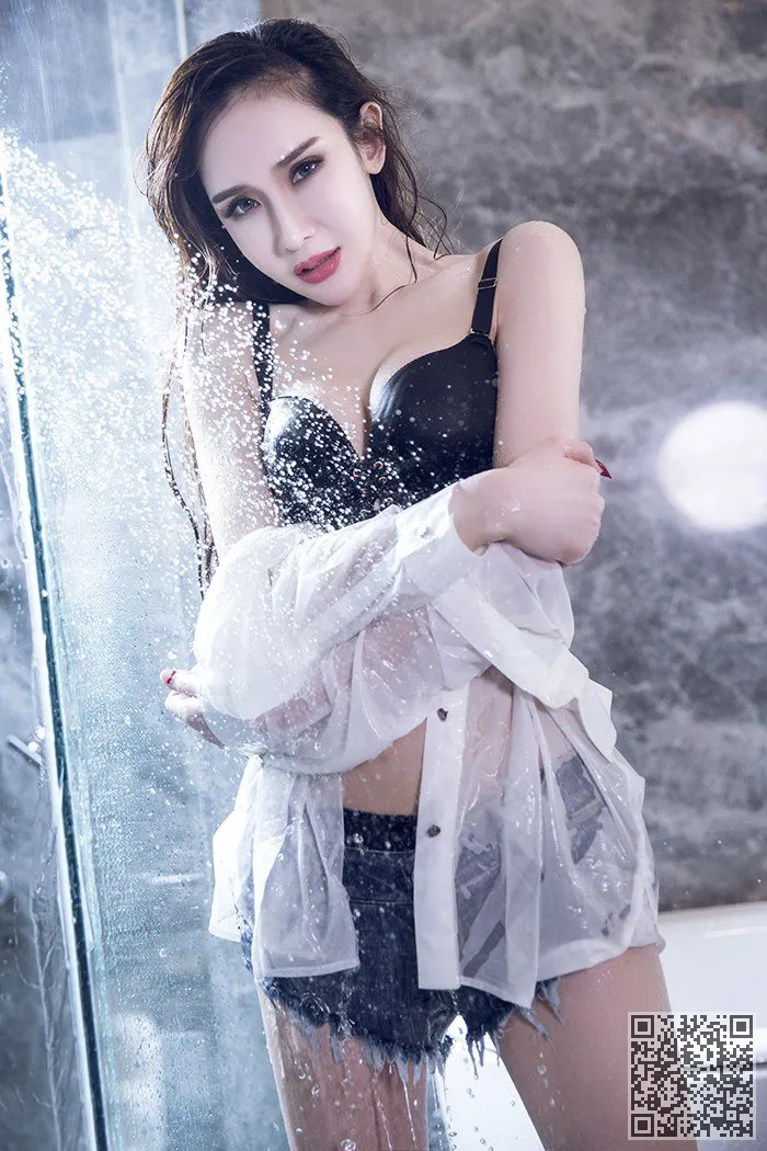 冷艳皇家姐姐瓦她美腿袜吸引你的眼球