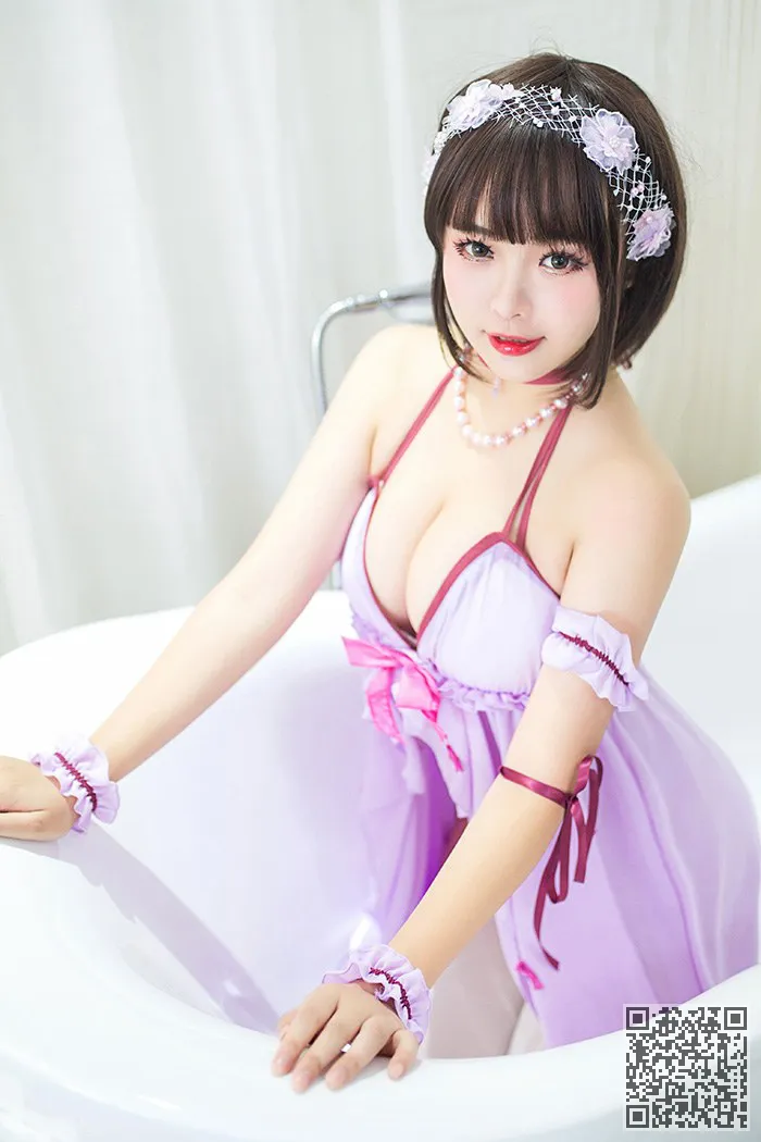 美丽的女孩的乳房成形术对砂热的身体外表娇艳动人、少女、巨乳、火辣