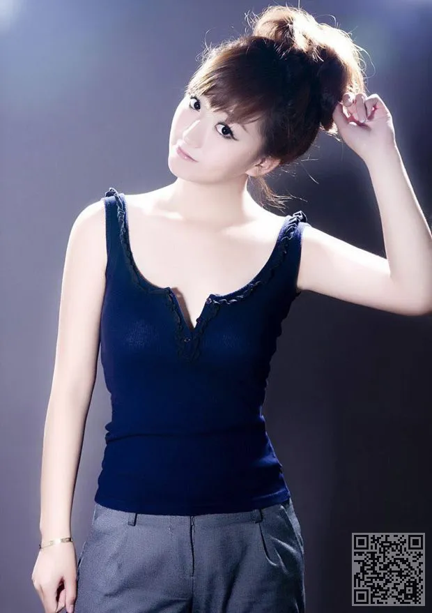 脸蛋纯情的白嫩90后美女
