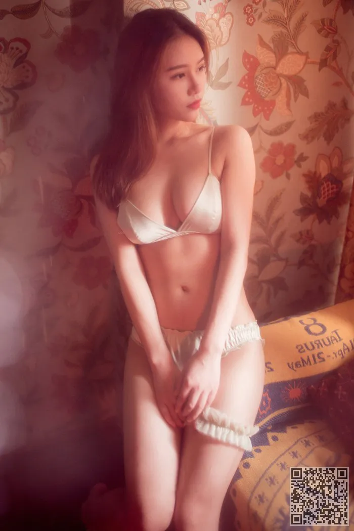 漂亮的女人乳房全曲线玲珑引发的爱、曲线、美女、酥胸