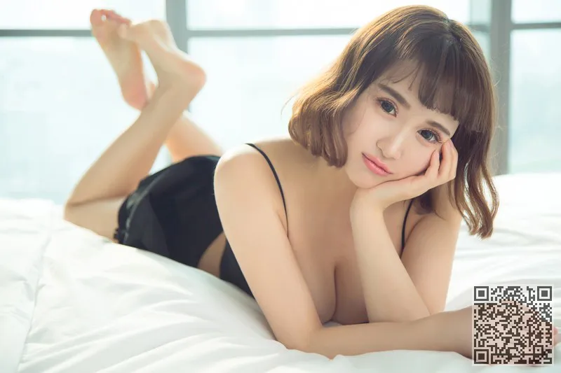 跳舞的孔雀乳房成形术jokingtzu魔鬼身材让鼻子出血、李焱、童颜巨乳