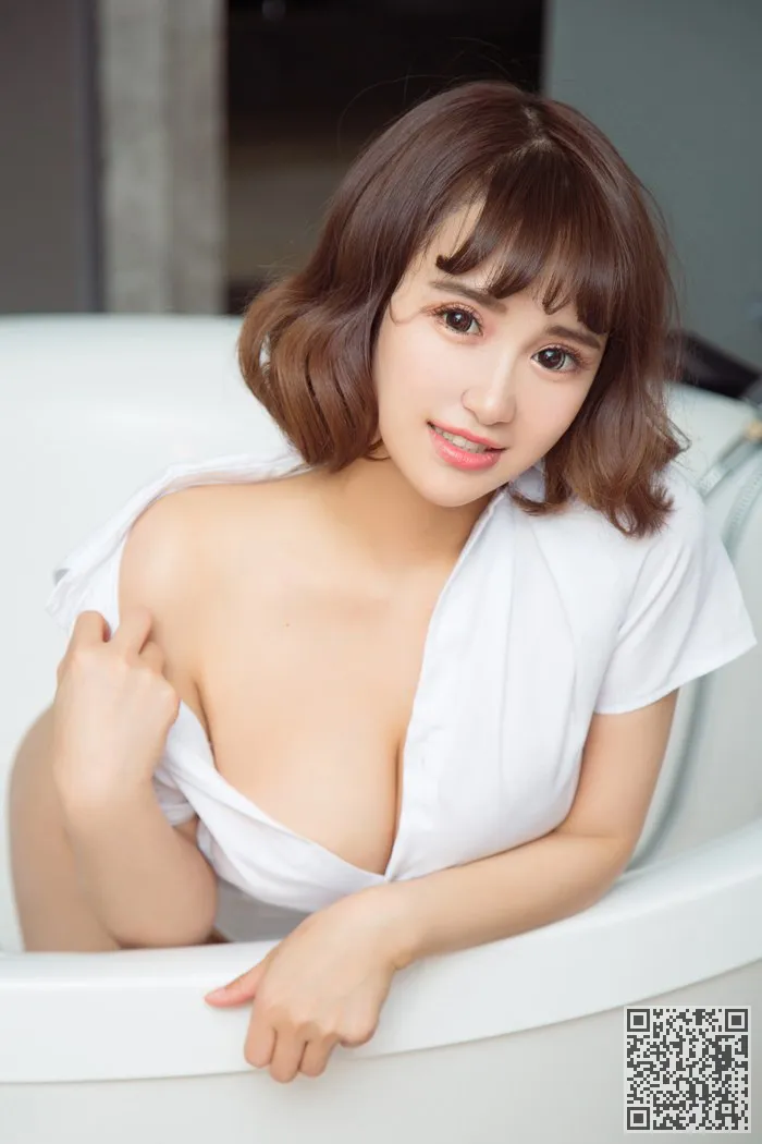 跳舞的孔雀乳房成形术jokingtzu魔鬼身材让鼻子出血、李焱、童颜巨乳