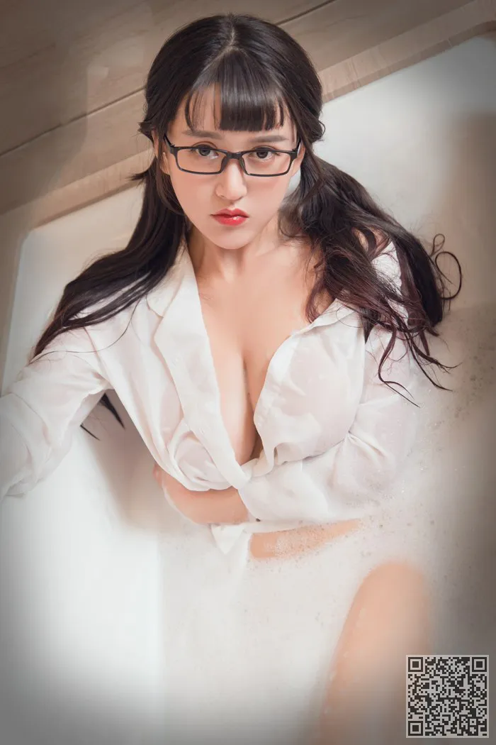 最年轻的模型大汉族热泡泡浴乳房成形术迫在眉睫、大晗、嫩模、巨乳、性感
