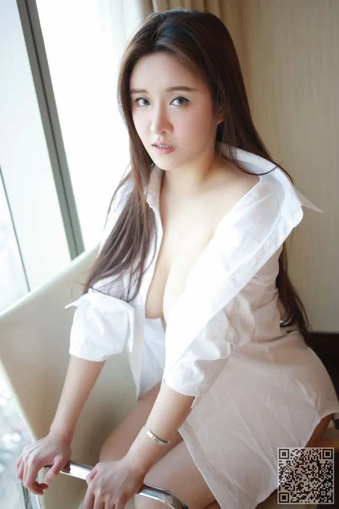 美丽的年轻女子Jennanni白色的乳房美、Jennanni、少妇、美乳