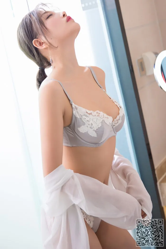 甜美女神杨晨晨浴室湿身春光乍泄