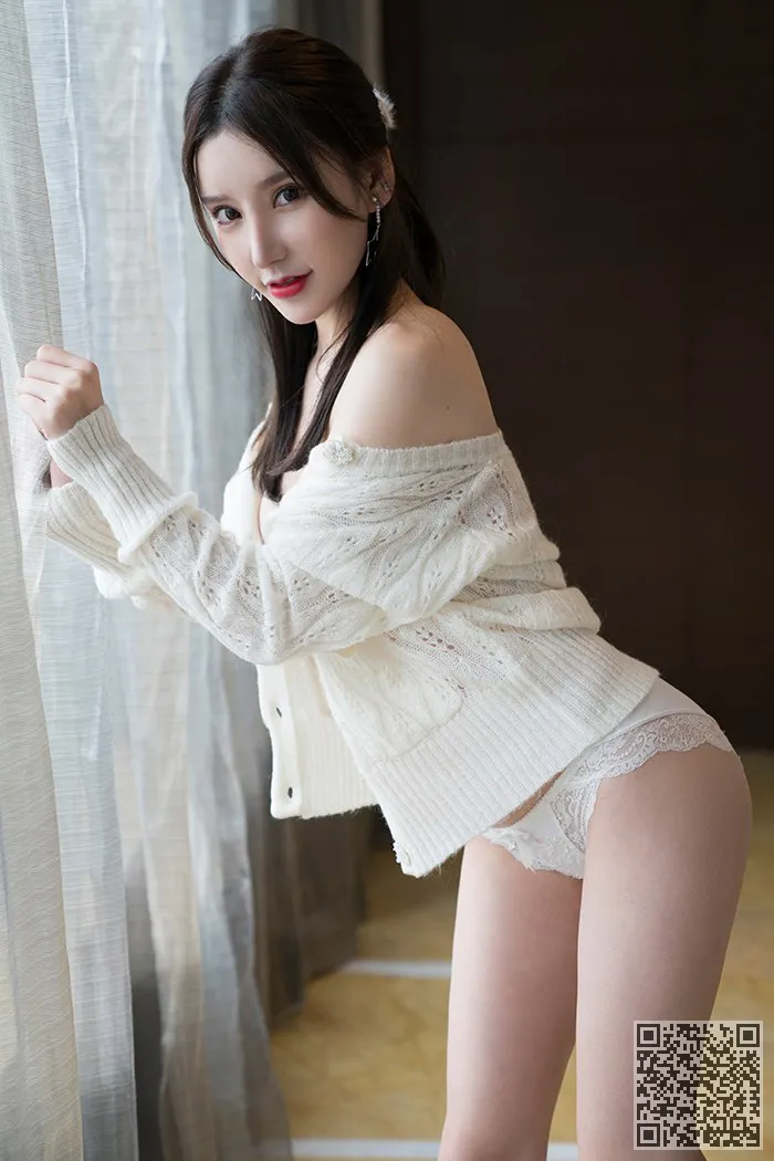 长腿金发周在美丽的乳房和真空、周于希、真空、美乳、美腿