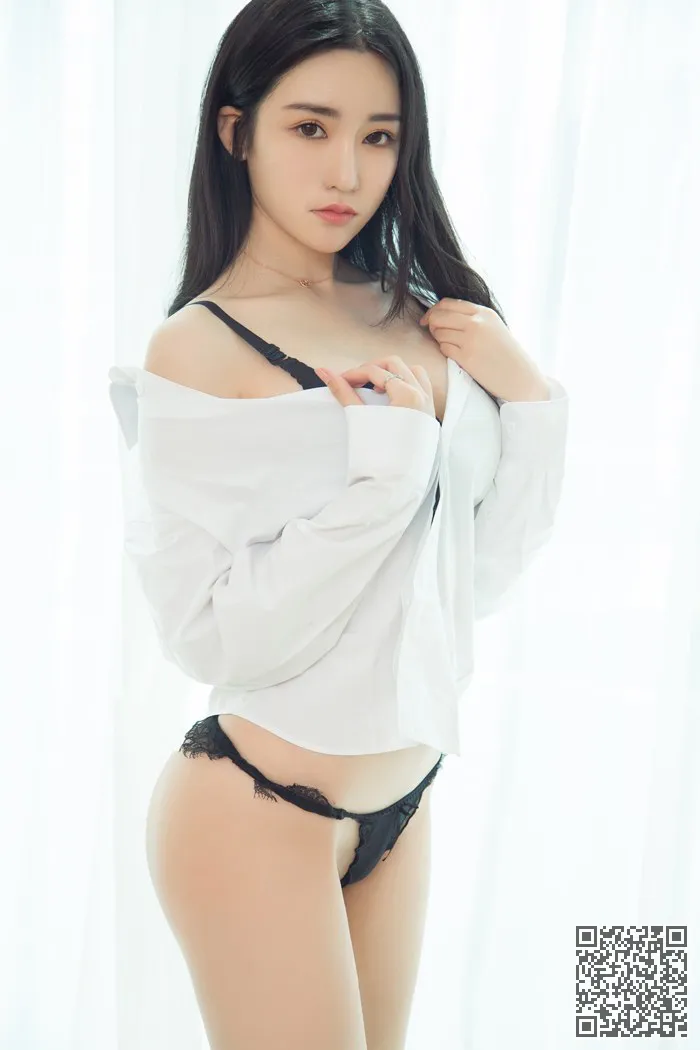尤其是年轻的模型薄丝绸吊带品尝甜蜜的夏天、嫩模、尤果、薄丝