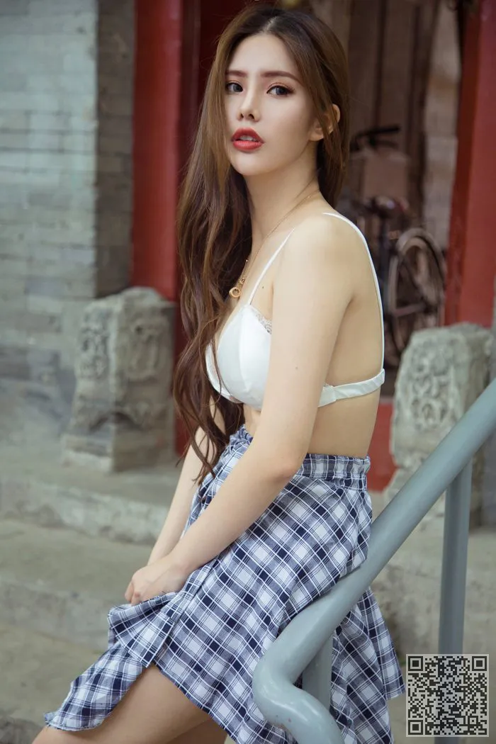 如果皇家姐姐红色精致性感的身体发出诱人的香味、御姐、性感、若彤