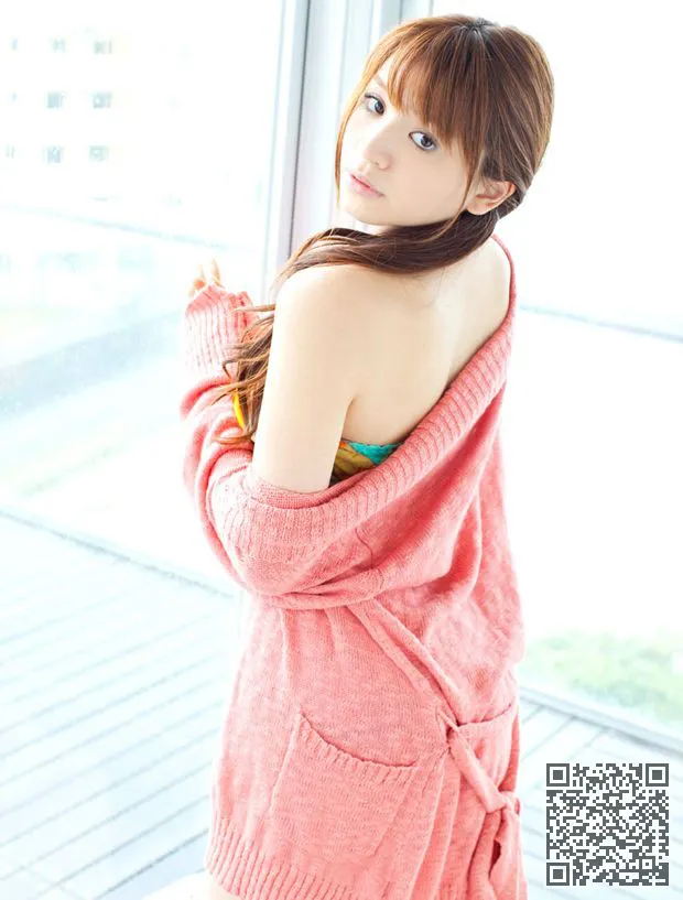 抢眼混血美女拍照显示眼睛很迷人、混血美女
