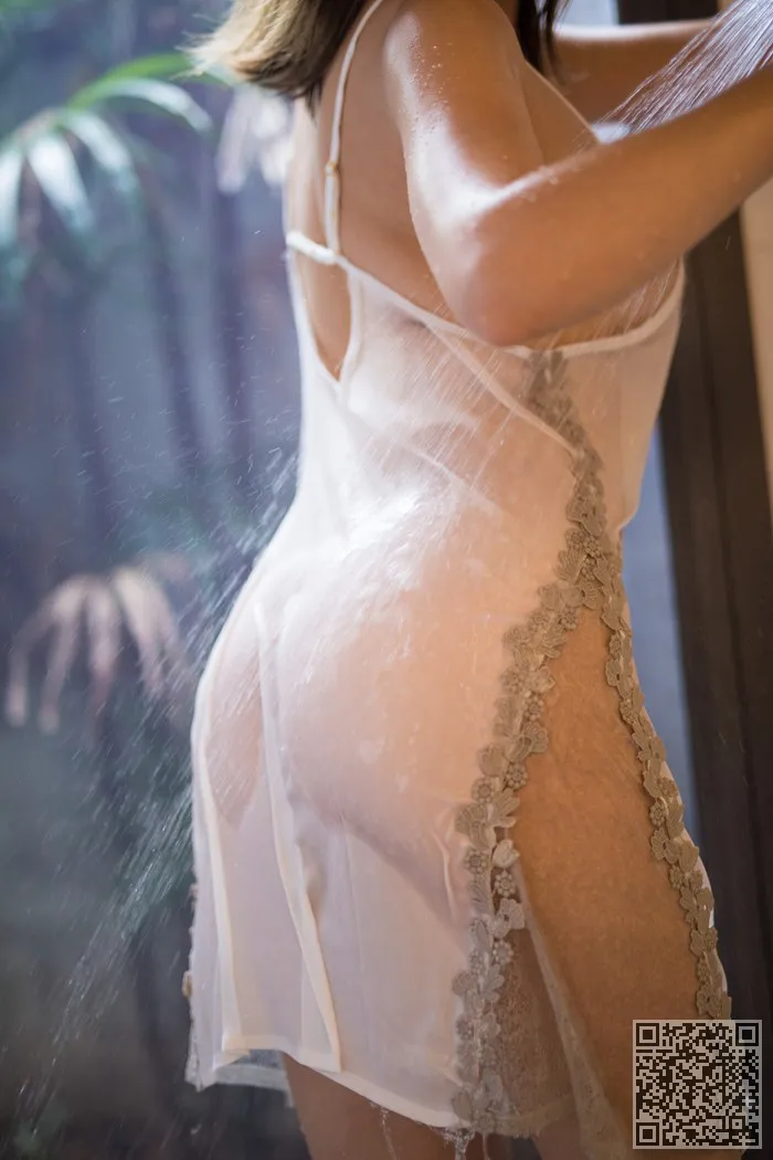 尤物黄Leran湿睡衣紧贴乳房成形术魅力的人、尤物、湿身、黄乐然