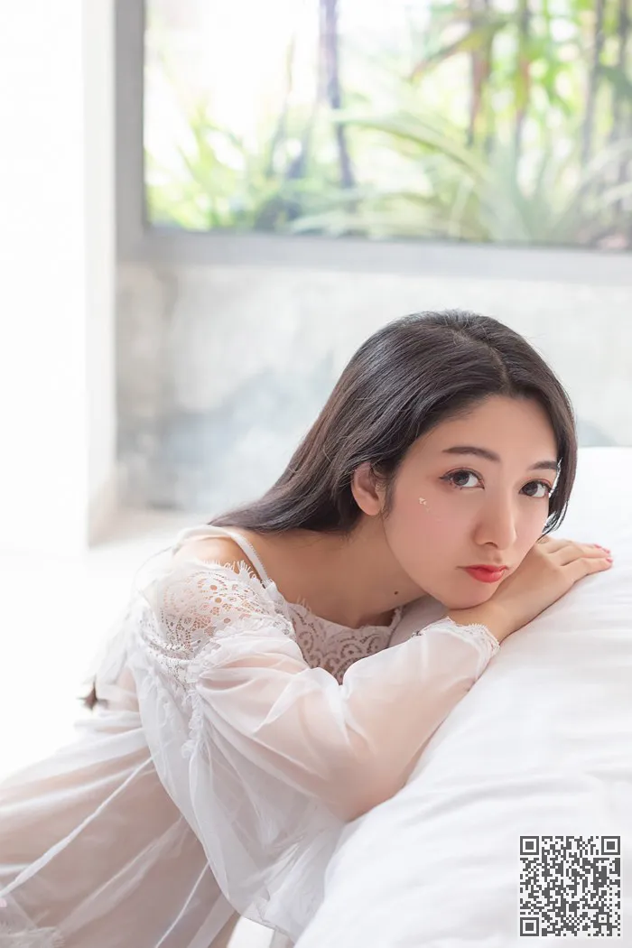 魅力女神小热巴透明肚兜难挡饱满酥胸