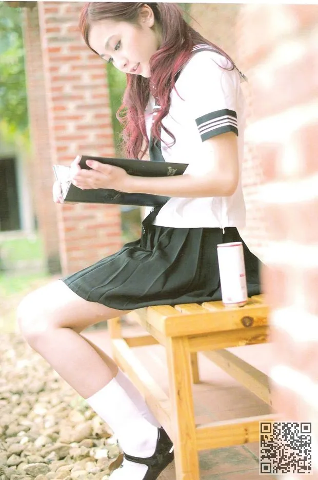 养眼美眉李蕴滴水般靓丽写真