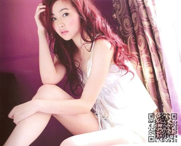 养眼美眉李蕴滴水般靓丽写真