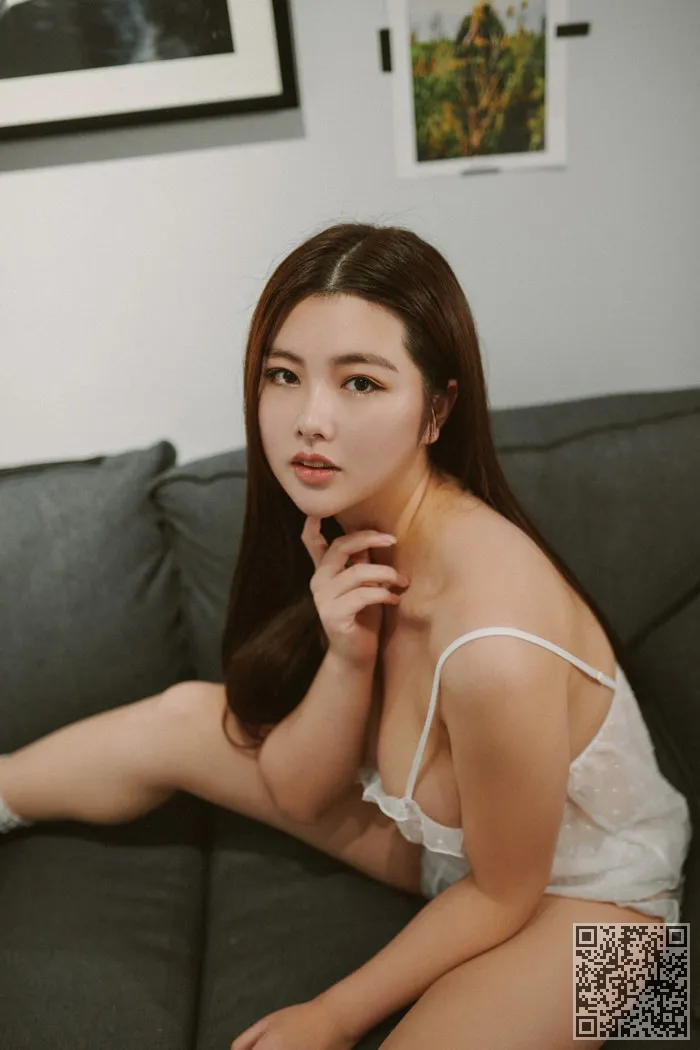 魅力是一个完整的乳房温柔的女人皮肤热水、娜露、少妇