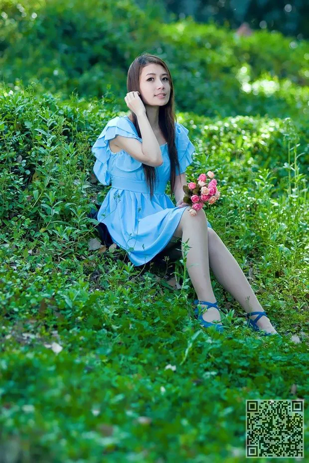 图漂亮迷人的美丽的女孩穿着一件蓝色的连衣裙、养眼美女