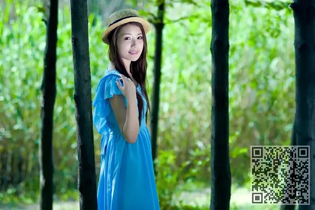 图漂亮迷人的美丽的女孩穿着一件蓝色的连衣裙、养眼美女