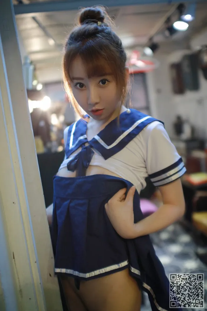 大三暑期青年微笑轮雪白的娇躯诱惑、夏笑笑、学妹、酥胸