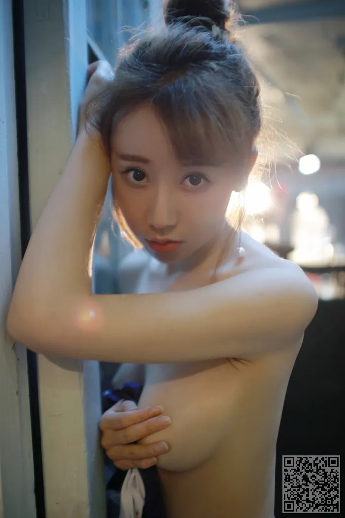 大三暑期青年微笑轮雪白的娇躯诱惑、夏笑笑、学妹、酥胸