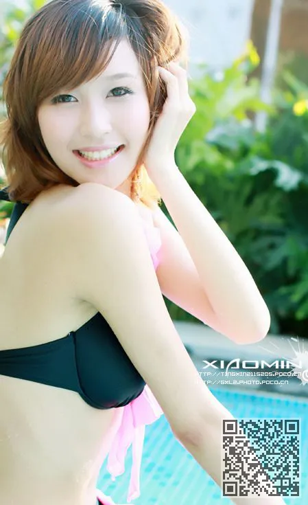 超纯的女孩像奶茶毫米游泳池玩美丽、奶茶MM