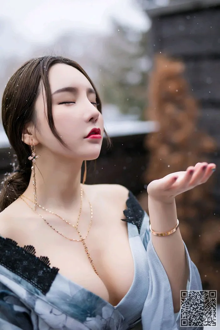 美艳佳人周于希饱满胸脯迷人红唇撩人