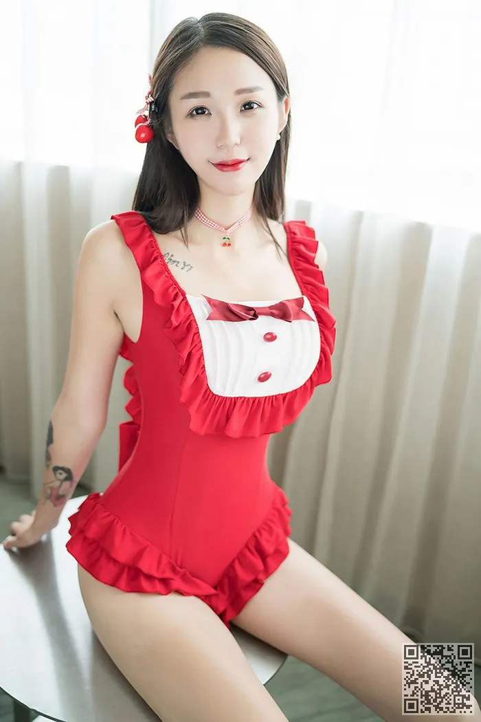 可爱的女孩很瘦腿白嫩的皮肤和迷人、少女、白沫、美腿