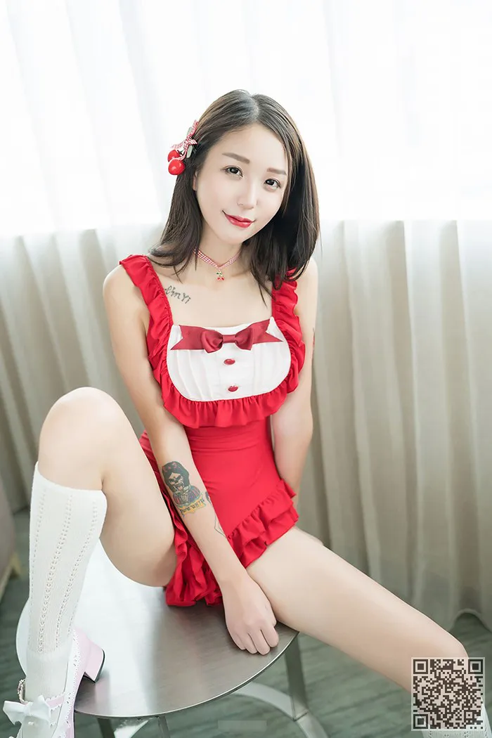 可爱的女孩很瘦腿白嫩的皮肤和迷人、少女、白沫、美腿