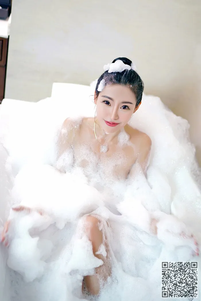 温柔的年轻女性婴儿兔子光洁的身体让人睁着眼睛、兔宝宝、少妇
