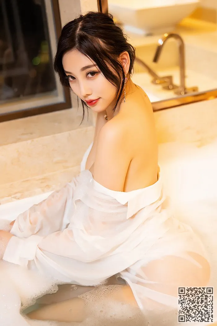 浴室女神杨晨晨丝滑长腿大秀玉足
