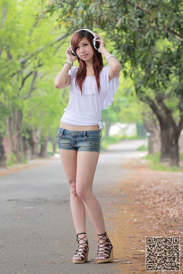 公园里的长腿的英俊的脸非常漂亮、长腿美女