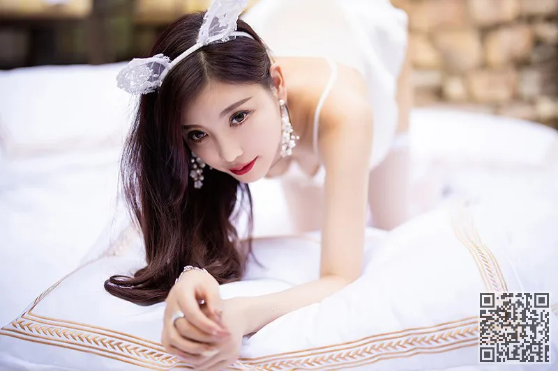 杨陈忱顶部透明蕾丝明艳欲滴、杨晨晨、透明蕾丝