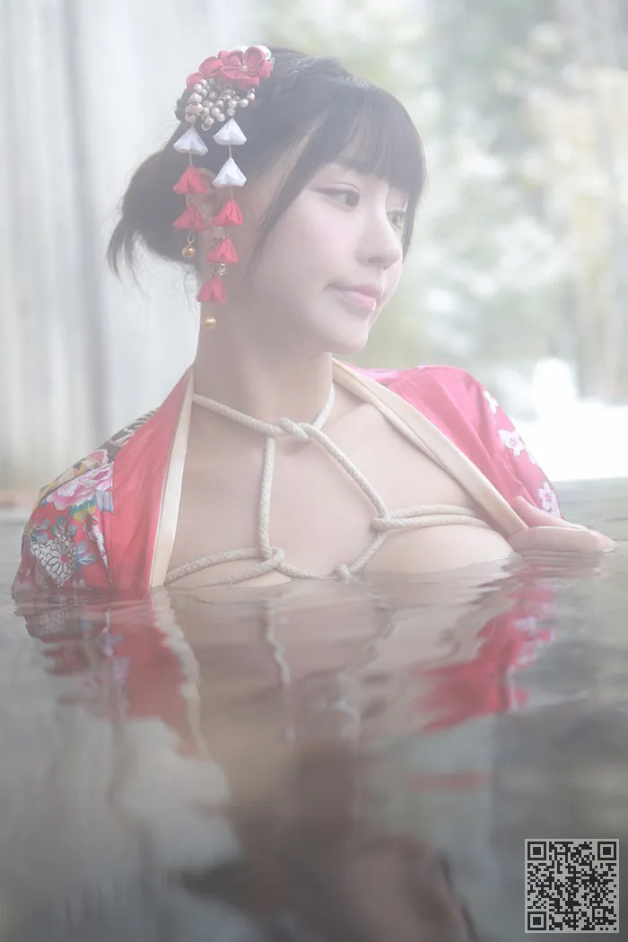 饿住朱克洛伊露天洗澡她赤裸的身体、娇娘、朱可儿、裸身
