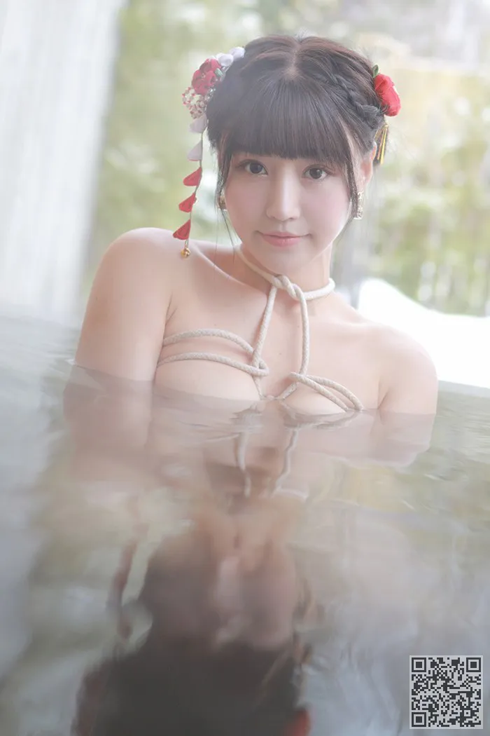 饿住朱克洛伊露天洗澡她赤裸的身体、娇娘、朱可儿、裸身