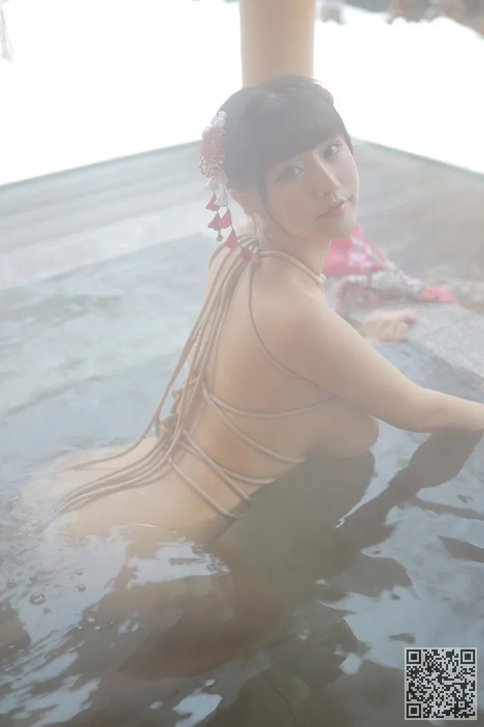 饿住朱克洛伊露天洗澡她赤裸的身体、娇娘、朱可儿、裸身