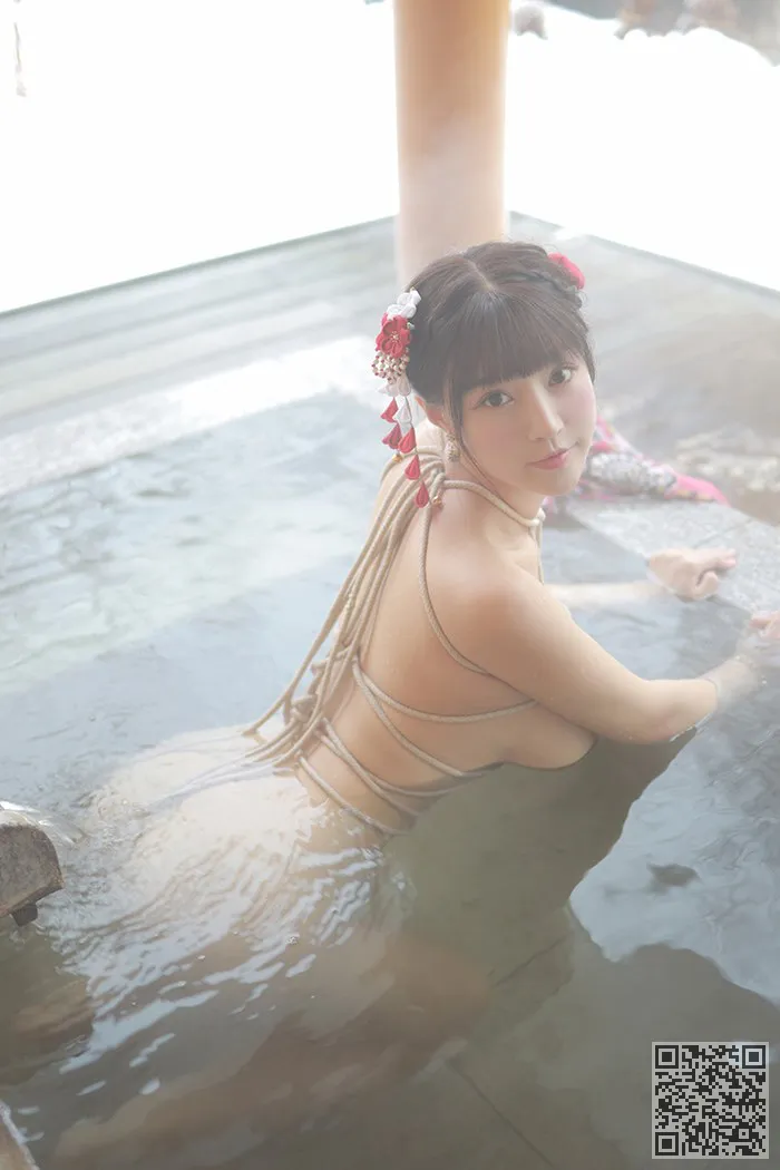 饿住朱克洛伊露天洗澡她赤裸的身体、娇娘、朱可儿、裸身
