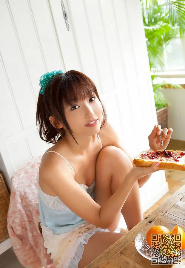 纯粹的女孩在家背带设置拍照、清纯少女