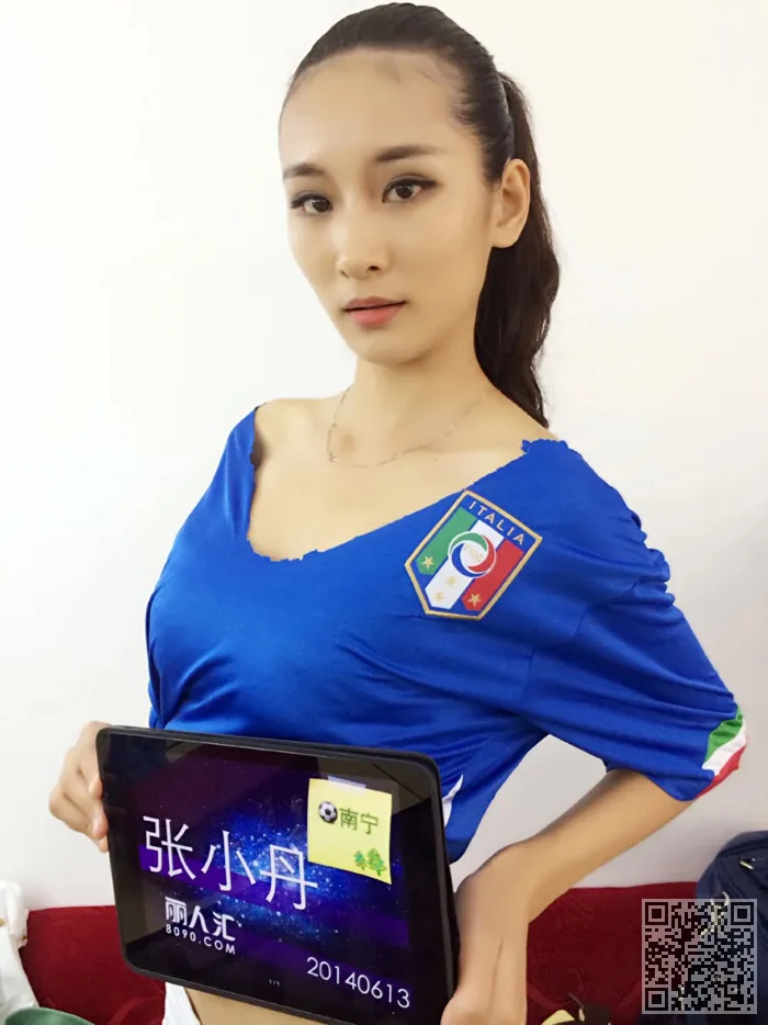 丽人汇美女为世界杯加油